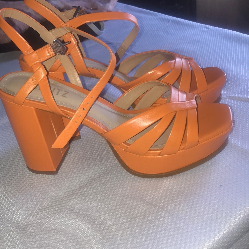 Orange Schutz Platforms